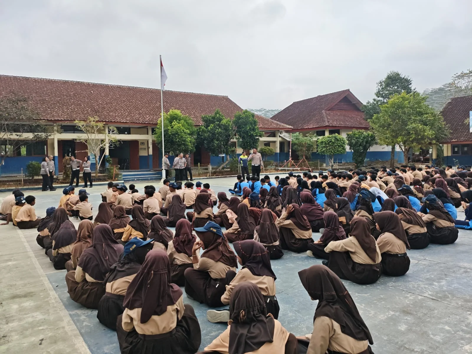 Polres kuningan dan SMPN 1 selajambe